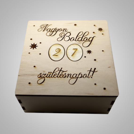 "Nagyon boldog születésnapot..." feliratos ajándékdobozka